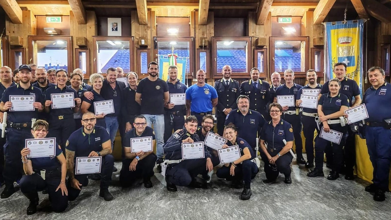Agenti della polizia locale a Pogliano Milanese partecipano a corso obbligatorio su uso spray urticante e bastone distanziatore. Formazione teorica e pratica per migliorare professionalità e sicurezza. Agenti della polizia locale a Pogliano Milanese partecipano a corso obbligatorio su uso spray urticante e bastone distanziatore. Formazione teorica e pratica per migliorare professionalità e sicurezza.