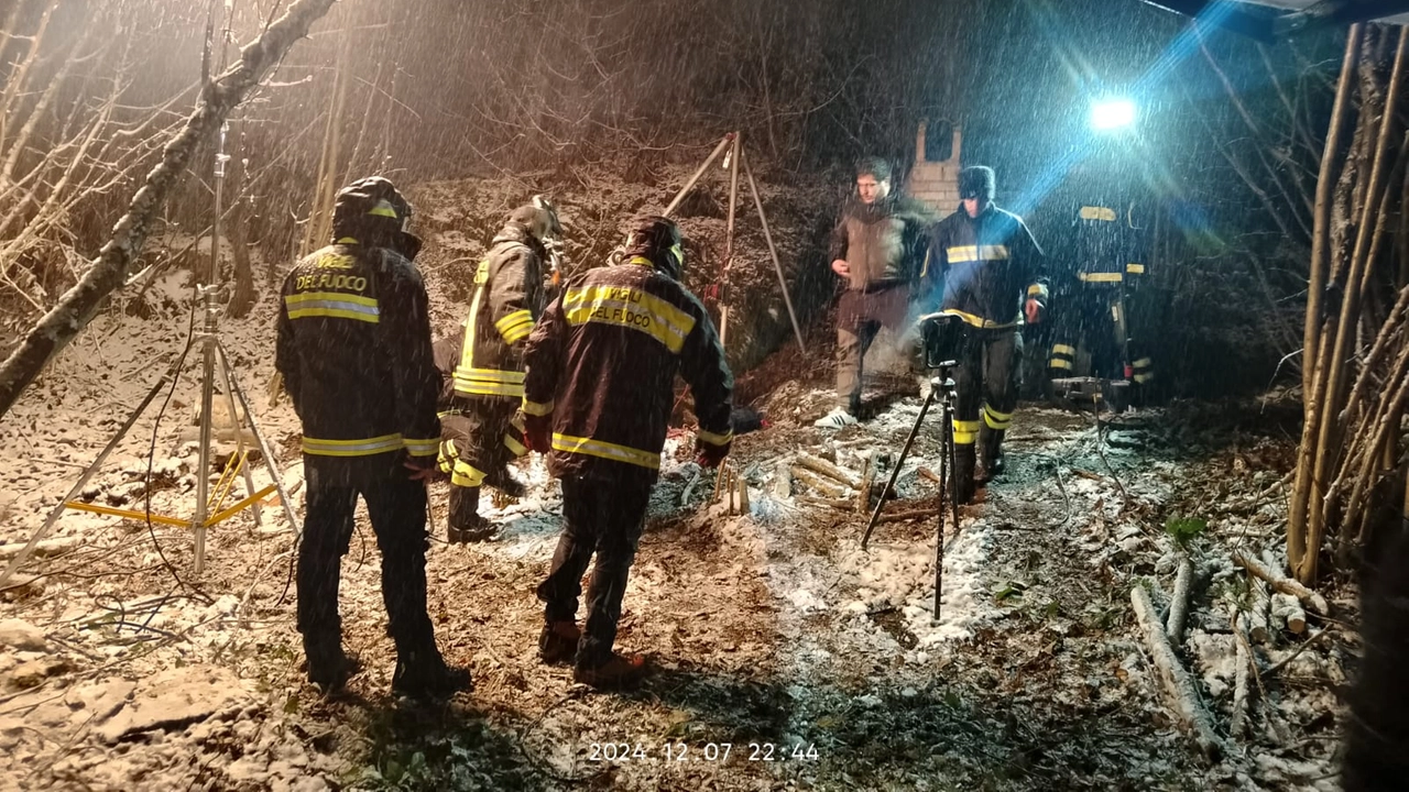 Il gruppo speleo dei vigili del fuoco impegnato nelle ricerche del cane Il gruppo speleo dei vigili del fuoco impegnato nelle ricerche del cane