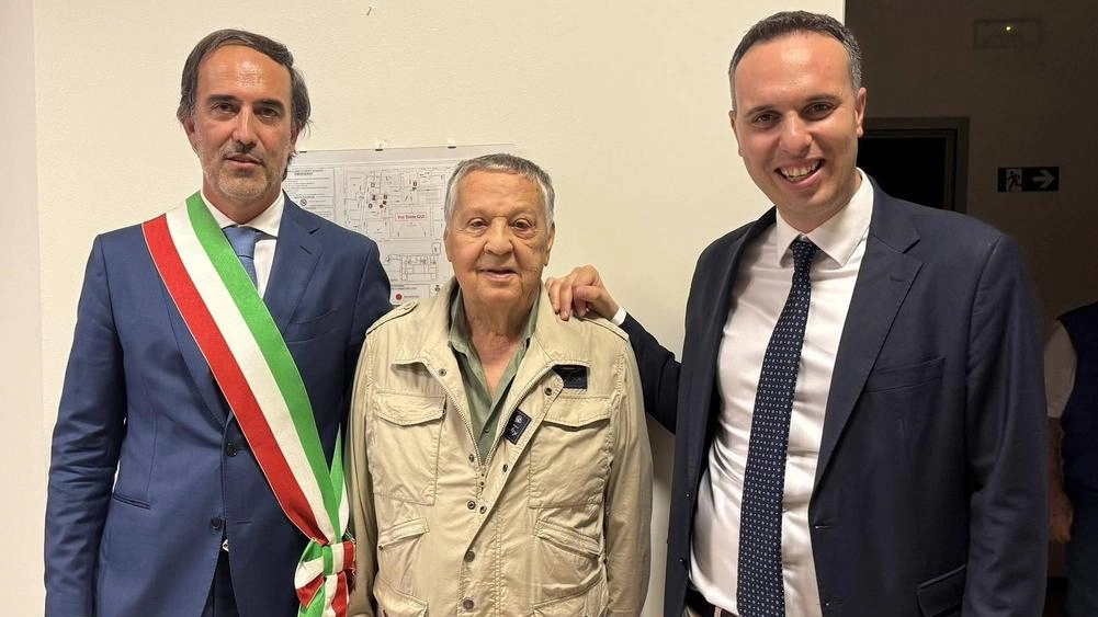 Mentre il sindaco Luca Santagostino (nella foto a sinistra) leggeva la motivazione dell’onorificenza ha sfoderato con nonchalance il suo... Mentre il sindaco Luca Santagostino (nella foto a sinistra) leggeva la motivazione dell’onorificenza ha sfoderato con nonchalance il suo...