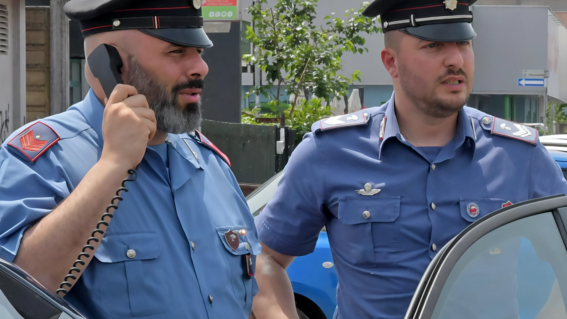 Un giro di spaccio di hascisc a una quantità di clienti, individuati e identificati dai carabinieri di Fino Mornasco, che... Un giro di spaccio di hascisc a una quantità di clienti, individuati e identificati dai carabinieri di Fino Mornasco, che...