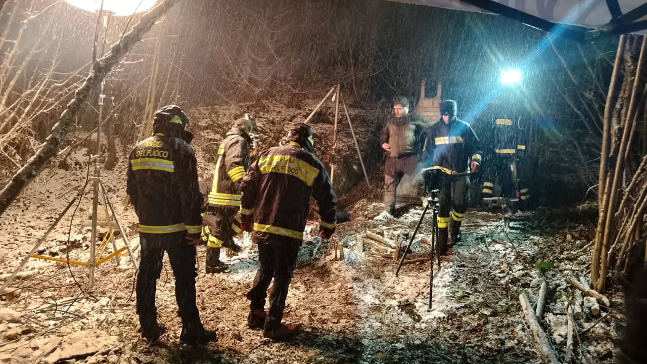 I vigili del fuoco e gli esperti del Soccorso Speleo Alpino Fluviale I vigili del fuoco e gli esperti del Soccorso Speleo Alpino Fluviale