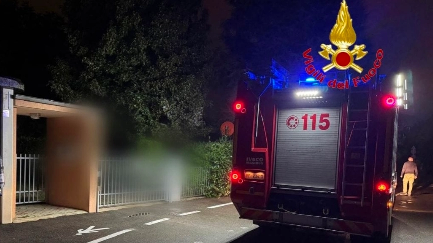 I vigili del fuoco sono arrivati con una autopompa I vigili del fuoco sono arrivati con una autopompa
