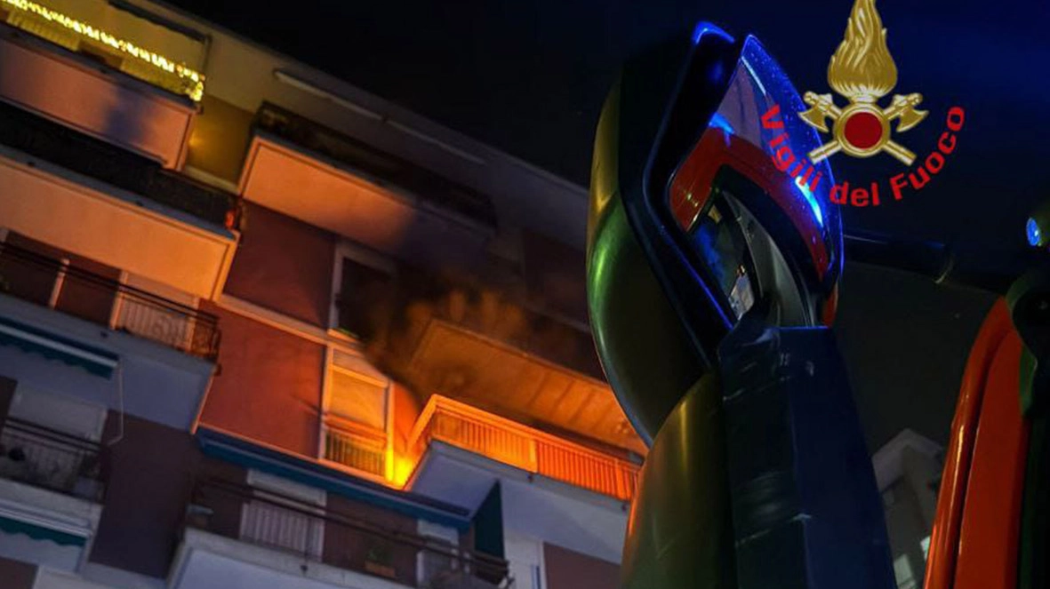 Uno dei tanti interventi dei vigili del fuoco per spegnere i piccoli focolai che si sono accesi nella notte di Capodanno Uno dei tanti interventi dei vigili del fuoco per spegnere i piccoli focolai che si sono accesi nella notte di Capodanno