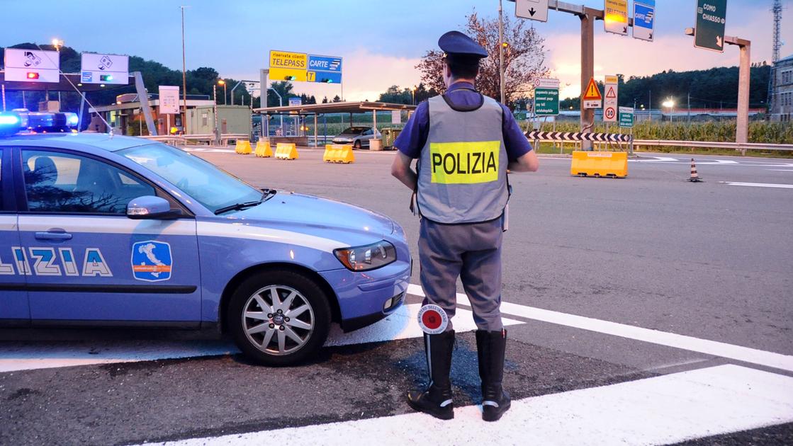 Varese, la gita scolastica a Genova interrotta dalla Stradale sulla A26: gli pneumatici del pullman non sono in regola e il bus non può proseguire Varese, la gita scolastica a Genova interrotta dalla Stradale sulla A26: gli pneumatici del pullman non sono in regola e il bus non può proseguire