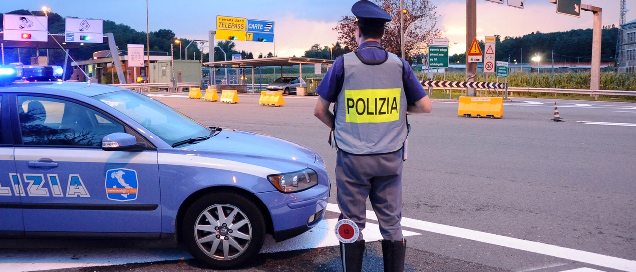 Varese, la gita scolastica a Genova interrotta dalla Stradale sulla A26: gli pneumatici del pullman non sono in regola e il bus non può proseguire