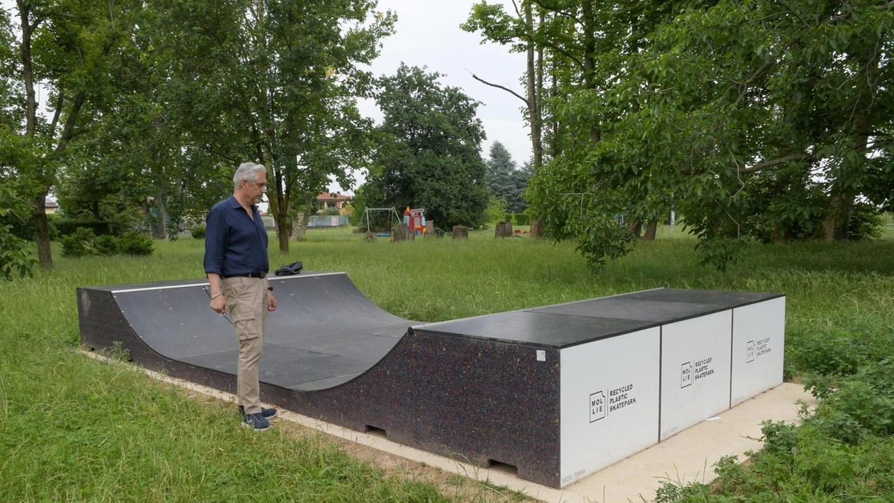 Vandali notturni in azione al Villaggio, pista da skateboard danneggiata. S’indigna l’assessora allo Sport Emma Buro: "Una realizzazione destinata ai... Vandali notturni in azione al Villaggio, pista da skateboard danneggiata. S’indigna l’assessora allo Sport Emma Buro: "Una realizzazione destinata ai...