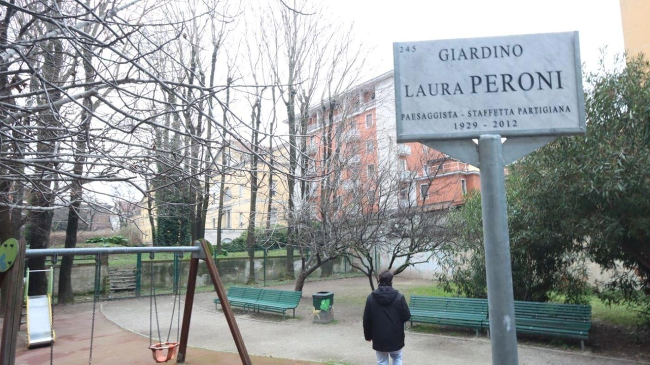 Dietro al portone di un palazzo di via Terraggio, su una traversa di corso Magenta, si nasconde un parchetto... Dietro al portone di un palazzo di via Terraggio, su una traversa di corso Magenta, si nasconde un parchetto...