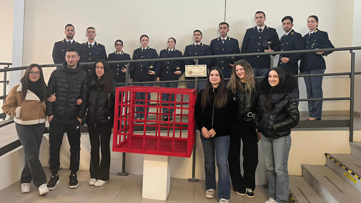Gli studenti dell’Istituto Superiore Meroni di Lissone hanno portato in Questura la “Gabbia Rossa“ per le vittime di violenze Gli studenti dell’Istituto Superiore Meroni di Lissone hanno portato in Questura la “Gabbia Rossa“ per le vittime di violenze