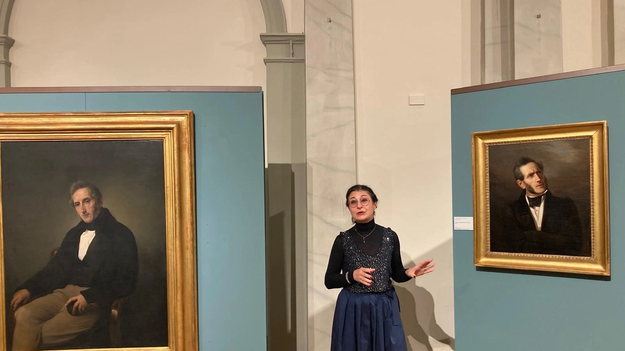 Una guida illustra le opere esposte
