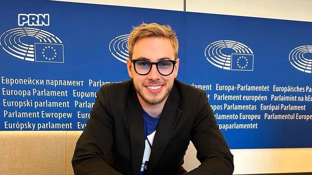 Edoardo Barberes, 33enne friulano, con il nome d’arte di Max Felicitas è diventato una star dell’hard grazie al successo sul web Edoardo Barberes, 33enne friulano, con il nome d’arte di Max Felicitas è diventato una star dell’hard grazie al successo sul web