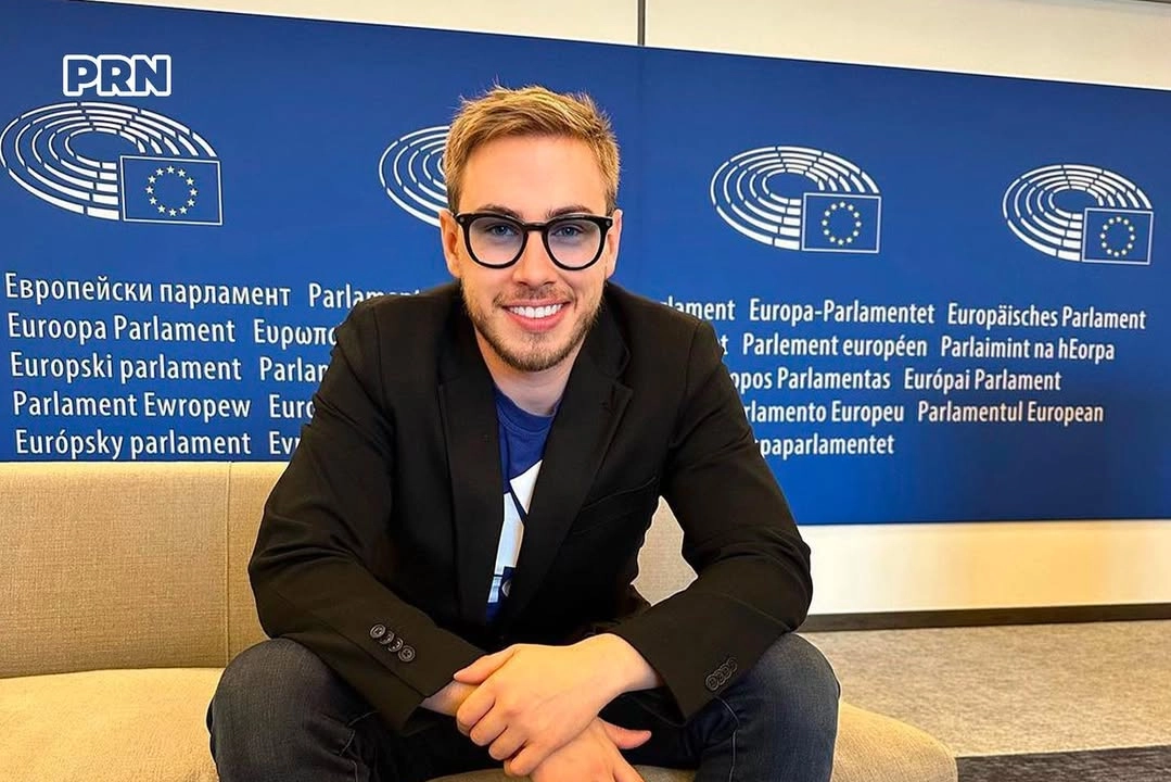L'attore pornografico e cantante Max Felicitas