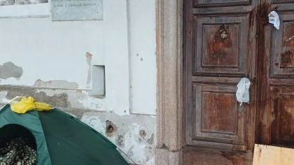 Rifiuti abbandonati, escrementi e una tenda davanti alla storica chiesetta della Madonna di Dio ‘l Sa, situata tra Parabiago e... Rifiuti abbandonati, escrementi e una tenda davanti alla storica chiesetta della Madonna di Dio ‘l Sa, situata tra Parabiago e...