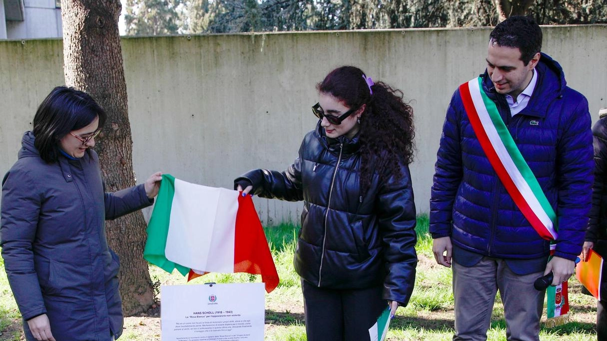 Presenti alla cerimonia nel Giardino di via Redipuglia il sindaco Andrea Orlandi e l’assessora alla Cultura Valentina Giro Presenti alla cerimonia nel Giardino di via Redipuglia il sindaco Andrea Orlandi e l’assessora alla Cultura Valentina Giro
