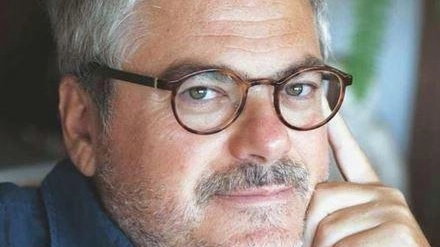 Questa sera alle 18, Roberto Andò (nella foto) presenta nel Chiostro Nina Vinchi, al Piccolo Teatro Grassi, il suo nuovo... Questa sera alle 18, Roberto Andò (nella foto) presenta nel Chiostro Nina Vinchi, al Piccolo Teatro Grassi, il suo nuovo...