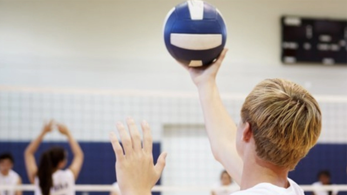 Il caso, che risale al 2023, è avvenuto in un istituto superiore della Brianza Il professore ha deriso lo studente durante un esercizio di pallavolo