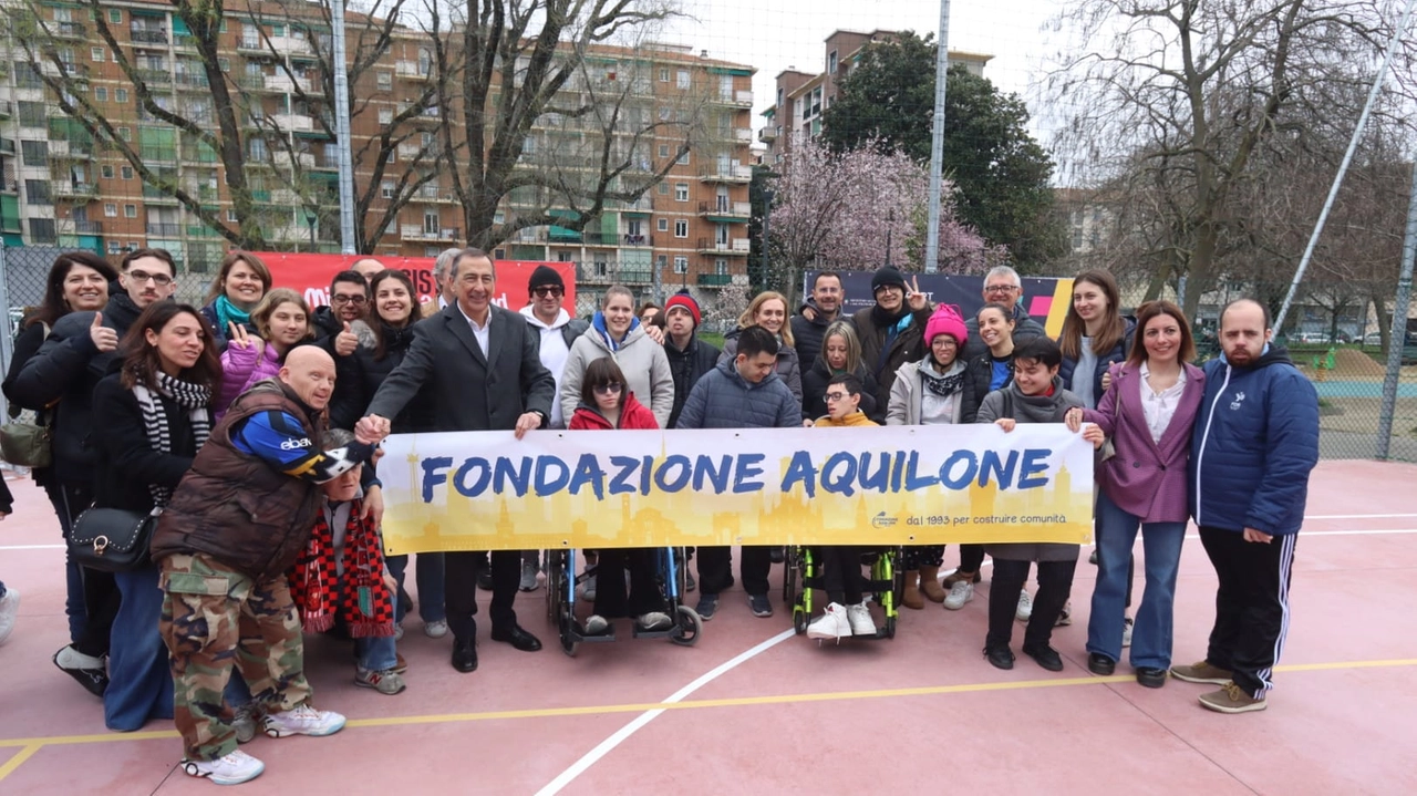 Il sindaco Beppe Sala con lo striscione della fondazione Aquilone che gestirà lo Spazio Fontanelli (foto Salmoirago)