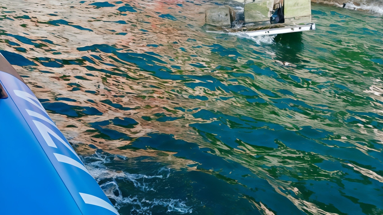 Il pontile galleggiante si sarebbe ribaltato per il numero eccessivo di ragazzi che vi erano saliti