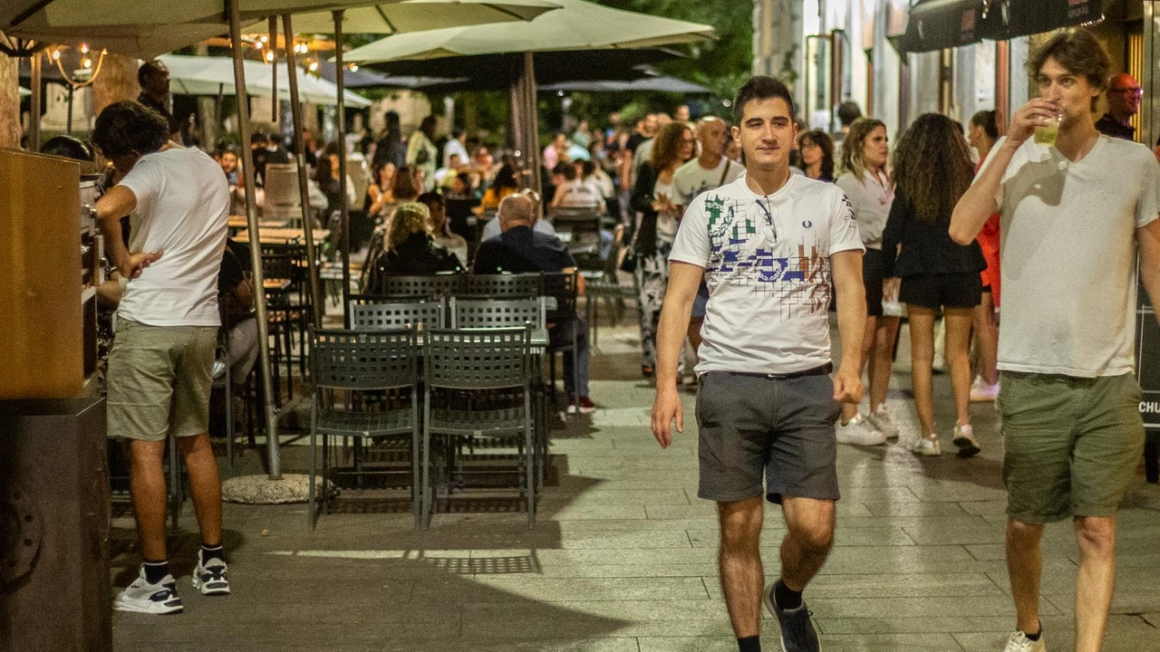 Movida, la zona dell’Arco della Pace è una delle aree contrassegnate come “rosse” e quindi sottoposte a maggiori restrizioni Movida, la zona dell’Arco della Pace è una delle aree contrassegnate come “rosse” e quindi sottoposte a maggiori restrizioni