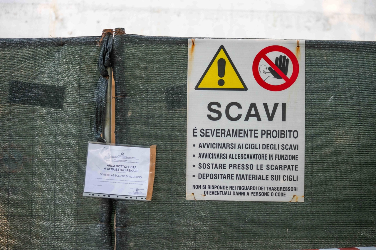 Il cantiere è stato posto sequestro dalla Guardia di Finanza su ordine della magistratura