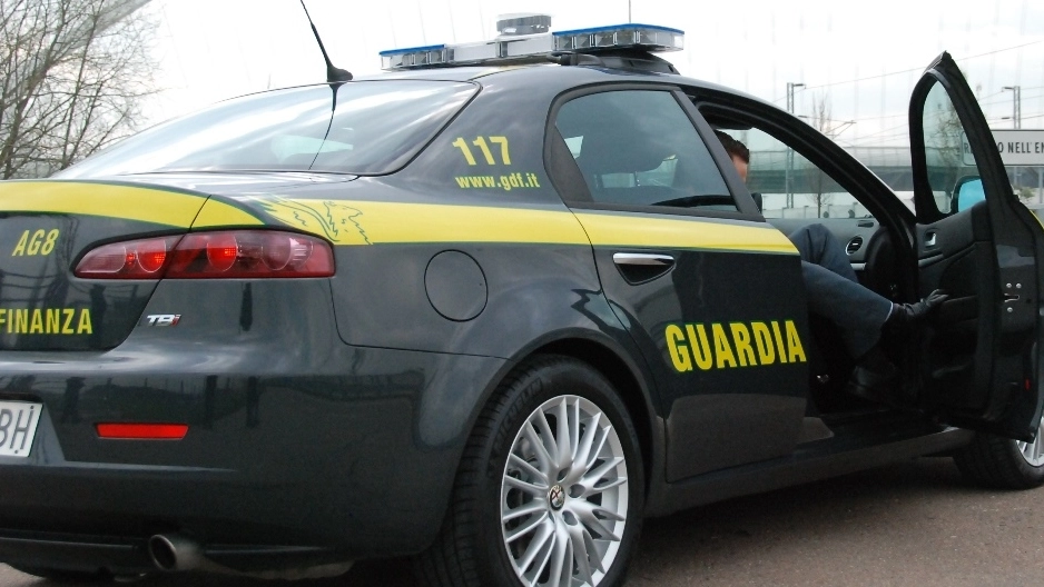 La Guardia di Finanza in azione (foto archivio) La Guardia di Finanza in azione (foto archivio)