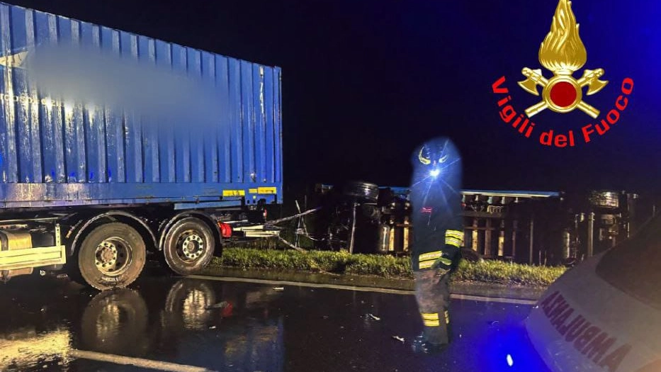 Desenzano del Garda, auto contro un camion: morta una 31enne Desenzano del Garda, auto contro un camion: morta una 31enne