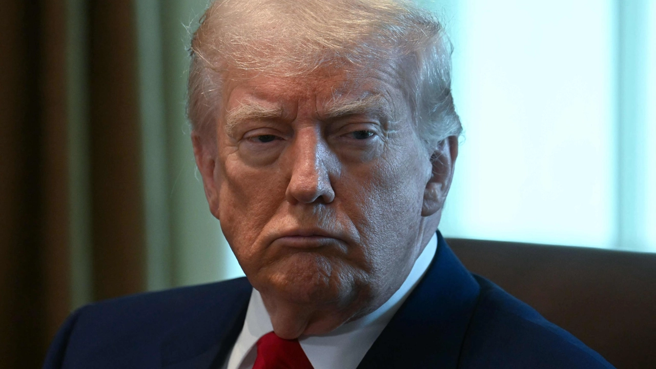 Pil Usa in calo: è la prima volta dal 2022. Trump: “Colpa di Biden”. Per Wall Street chiusura mista: su Dow Jones, giù Nasdaq