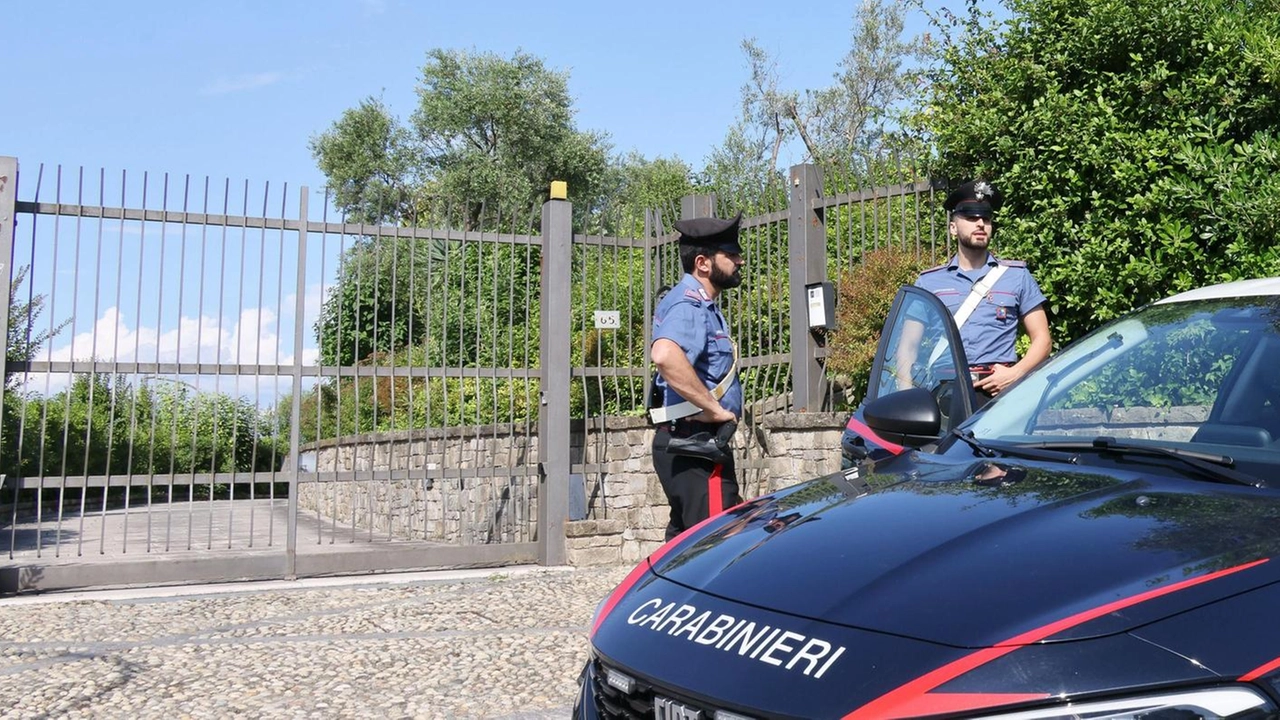 I carabinieri davanti alla villa di Giacomo Bozzoli a Soiano