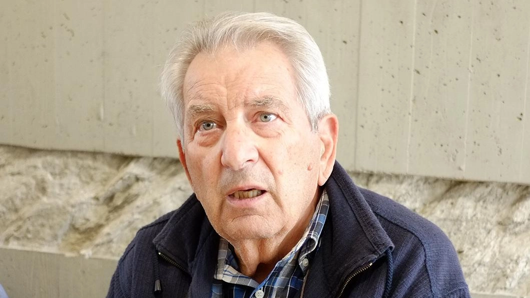 Roberto Tanganelli è arrabbiato: nelle città vicine c’è il distributore dei sacchetti, a Monza si fa la fila Roberto Tanganelli è arrabbiato: nelle città vicine c’è il distributore dei sacchetti, a Monza si fa la fila