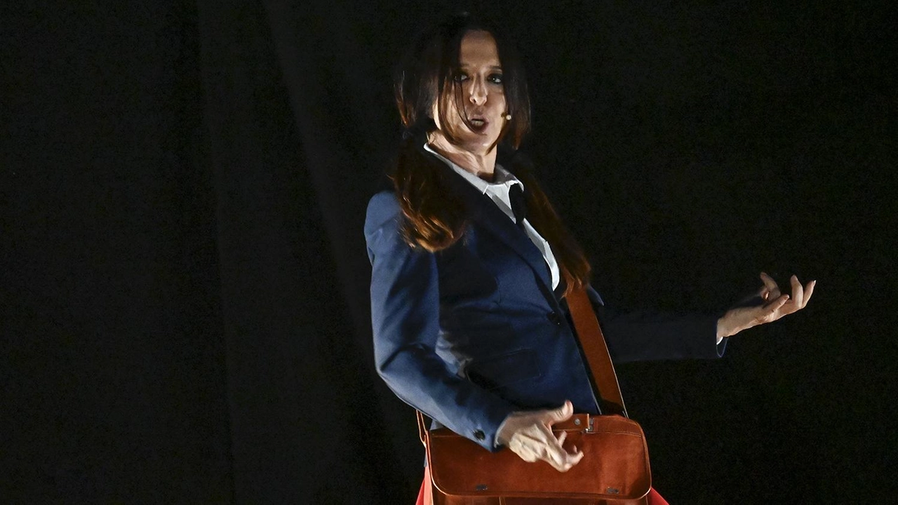 L’attrice Laura Laterza sul palco nello spettacolo “Le parole di Drina” L’attrice Laura Laterza sul palco nello spettacolo “Le parole di Drina”