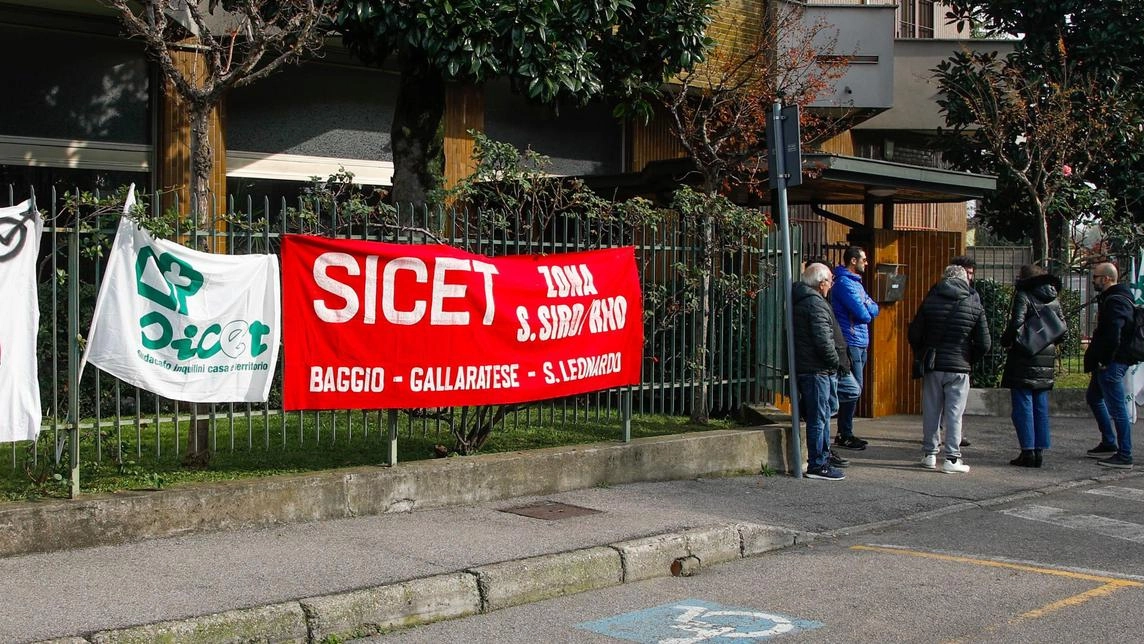 Sfratto rinviato per Luna a Rho: mobilitazione del Sicet e Sportello sociale per il diritto alla casa. Richiesta di politiche abitative al Comune. Sfratto rinviato per Luna a Rho: mobilitazione del Sicet e Sportello sociale per il diritto alla casa. Richiesta di politiche abitative al Comune.