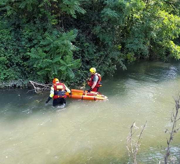 La morte nel canale. Tenta di salvare il suo cane. Inghiottito dalla corrente La morte nel canale. Tenta di salvare il suo cane. Inghiottito dalla corrente