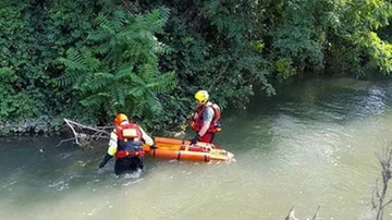 Tenta di salvare il suo cane, inghiottito dalla corrente: morto nel canale