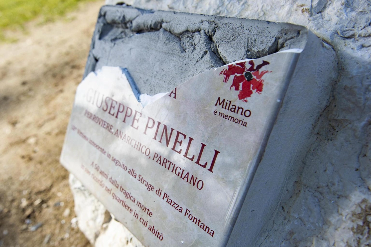 La targa in memoria di Giuseppe Pinelli danneggiata a Milano