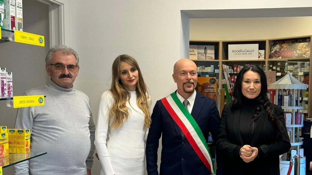 Il sindaco di Poggiridenti Giovanni Piasini con il personale della farmacia comunale che si affaccia sulla statale dello Stelvio nella zona al piano del paese Il sindaco di Poggiridenti Giovanni Piasini con il personale della farmacia comunale che si affaccia sulla statale dello Stelvio nella zona al piano del paese