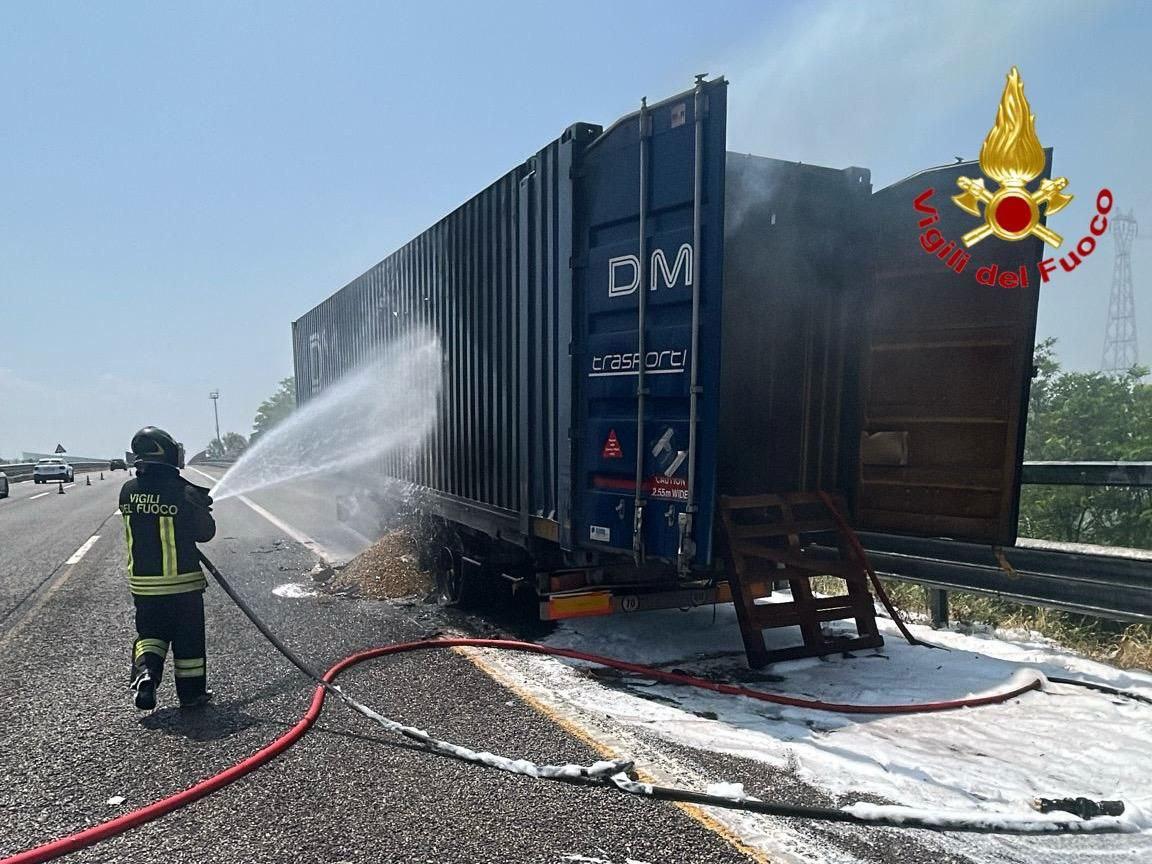 a7 milano genova brucia un rimorchio carico di pistacchi si salva camionista dal sangue freddo