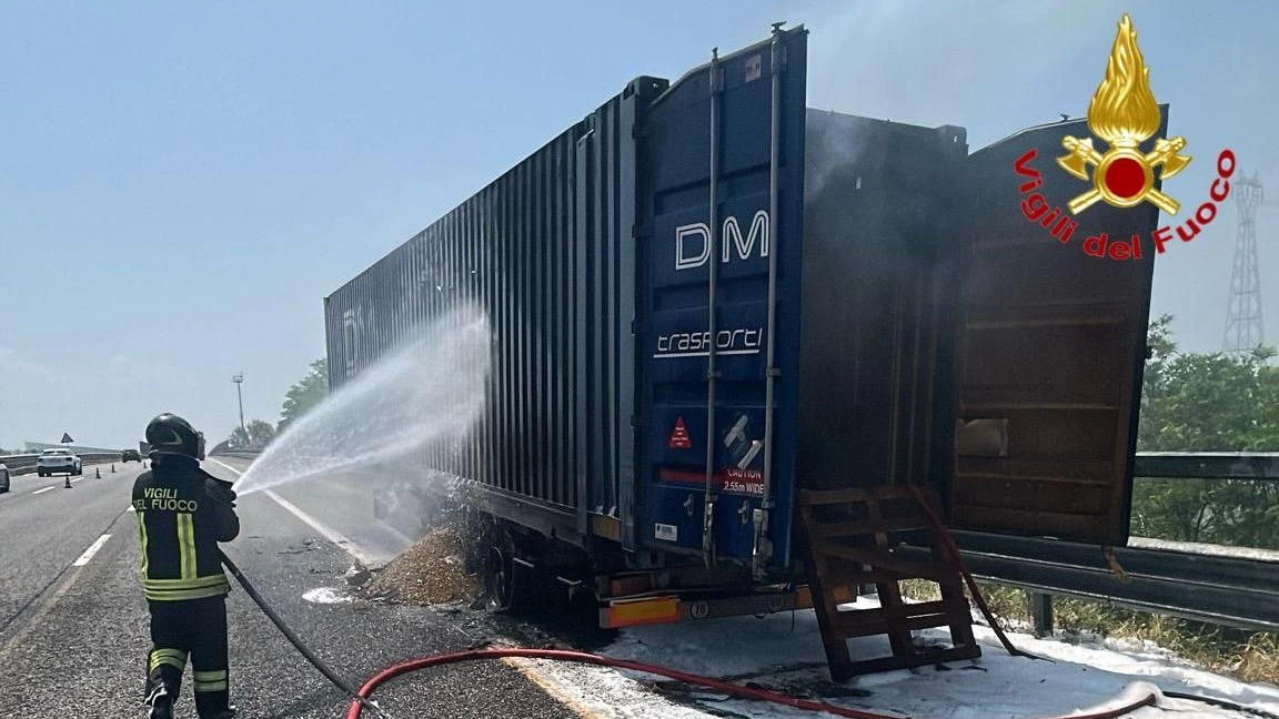 L'intervento dei vigili del fuoco per il camion in fiamme sulla A7 L'intervento dei vigili del fuoco per il camion in fiamme sulla A7