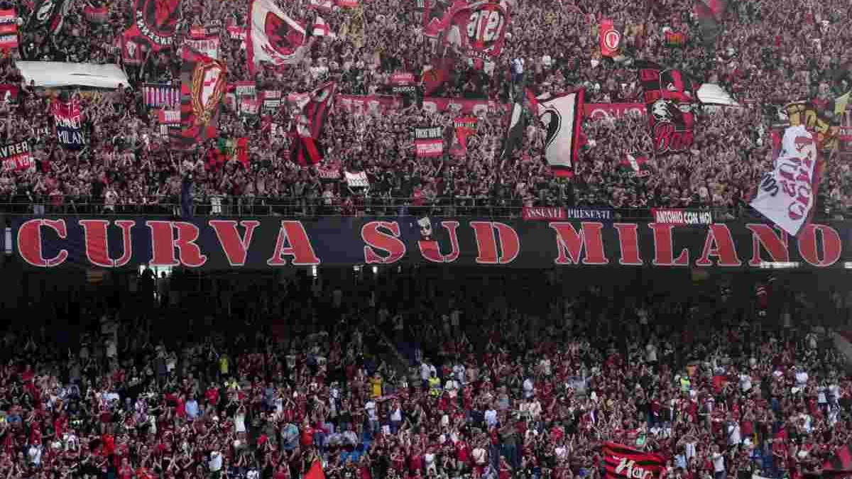 Un’immagine del passato della Curva Sud di San Siro, storico luogo di ritrovo degli ultras milanisti al Meazza