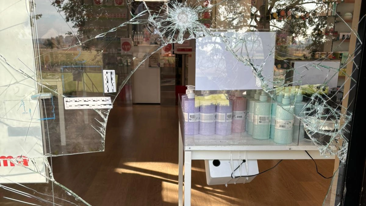 La vetrina spaccata della farmacia La vetrina spaccata della farmacia