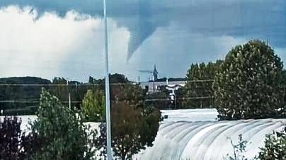 Il tornado sopra i capannoni si è generato nel pomeriggio di ieri Solo oggi sarà possibile avere una stima esatta dei danni Il tornado sopra i capannoni si è generato nel pomeriggio di ieri Solo oggi sarà possibile avere una stima esatta dei danni
