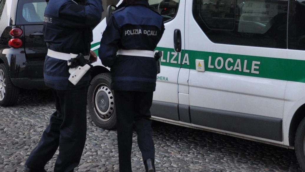 La donna scoperta nel corso dei rilievi di un incidente . La donna scoperta nel corso dei rilievi di un incidente .