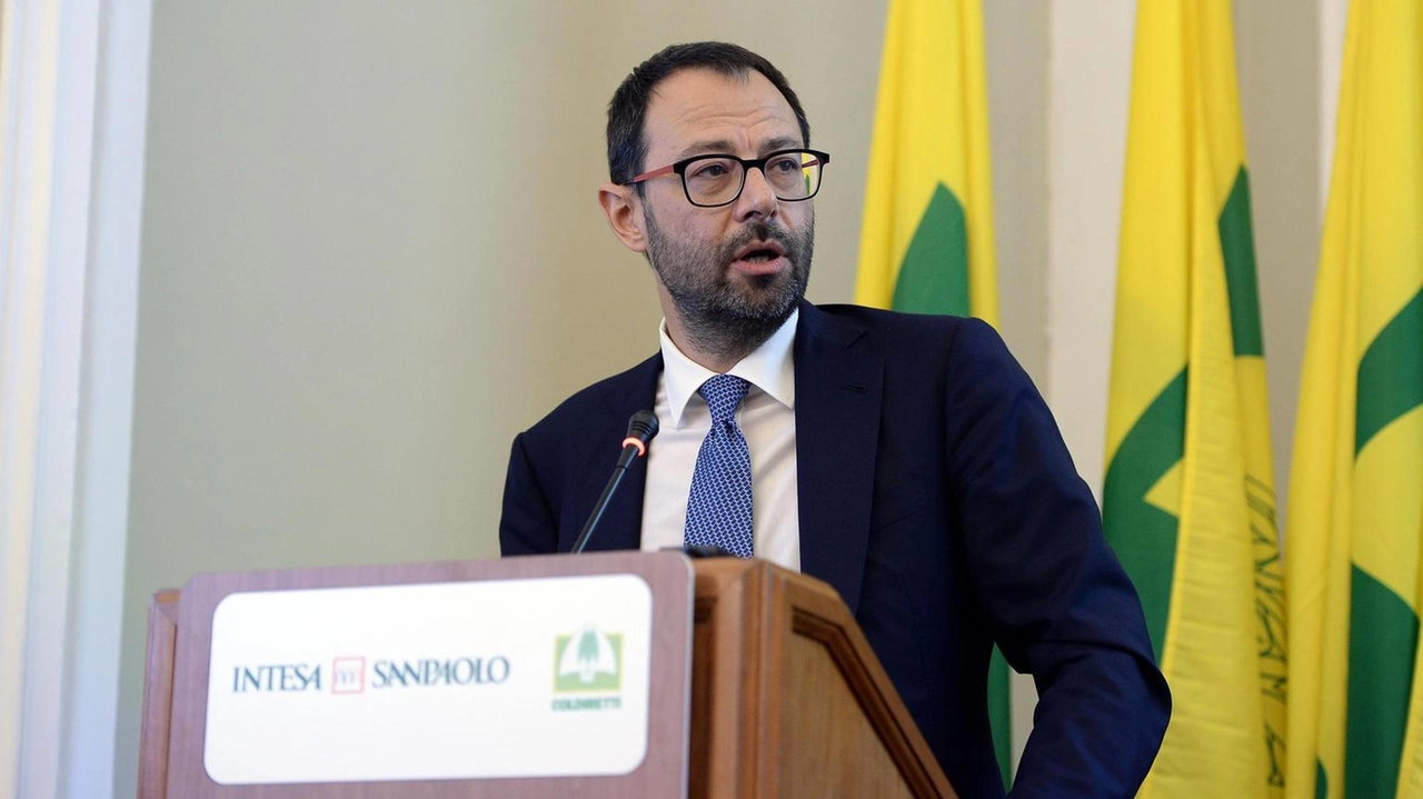 Stefano Patuanelli, ex Ministro, denuncia i rischi del cibo prodotto in laboratorio per l'agricoltura italiana. Stefano Patuanelli, ex Ministro, denuncia i rischi del cibo prodotto in laboratorio per l'agricoltura italiana.