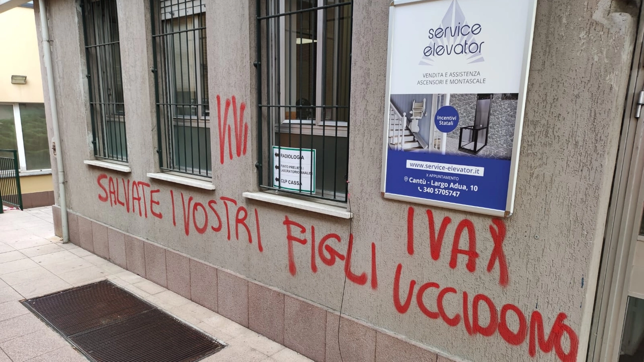 Una delle scritte no vax Una delle scritte no vax