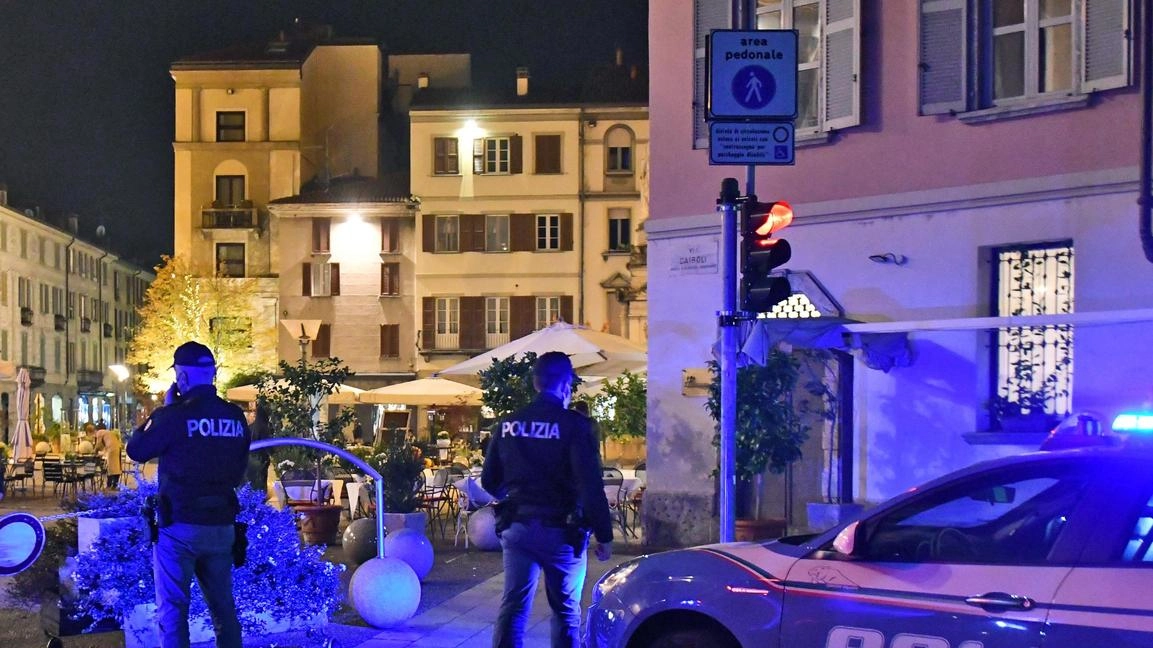Lo hanno accerchiato in cinque, in piena notte, mentre attraversava piazza Volta per rientrare in hotel. Gli hanno chiesto...