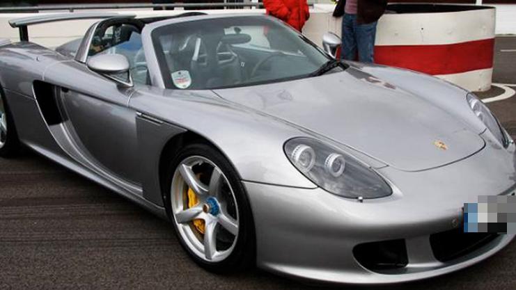 Rapinato del Rolex mentre parcheggia la Porsche in zona San Siro Rapinato del Rolex mentre parcheggia la Porsche in zona San Siro