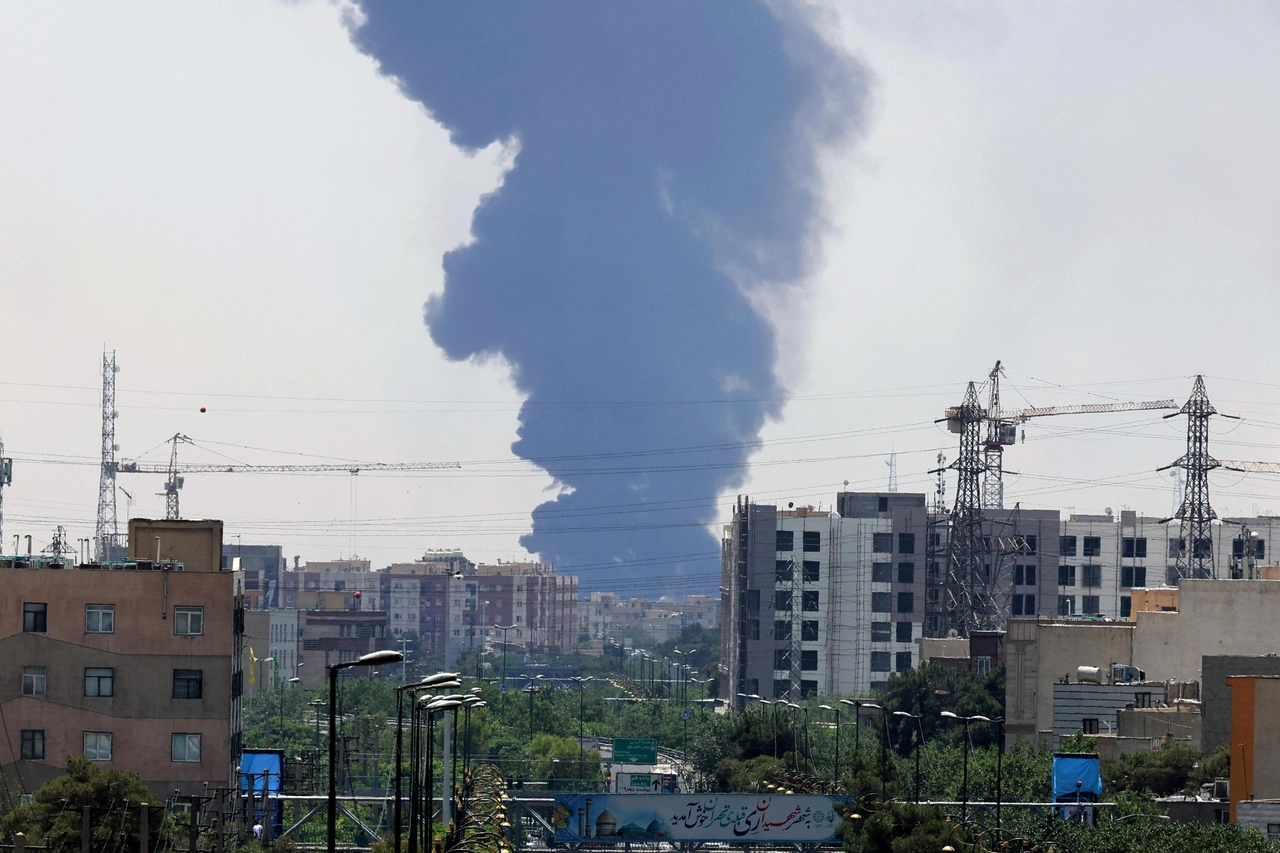 Fumo da una raffineria a sud di Teheran (Ansa)