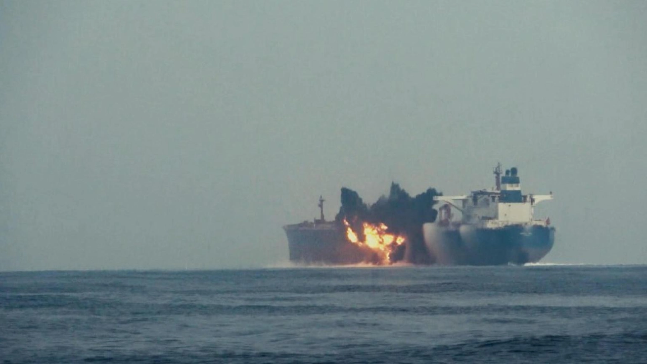L'equipaggio abbandona la nave, possibile azione degli Houthi L'equipaggio abbandona la nave, possibile azione degli Houthi
