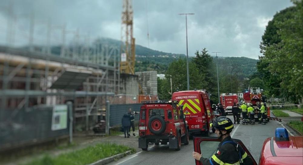 Oggiono, senza lavoro né stipendio: operaio si arrampica su una gru alta 40 metri. Situazione critica, anche per il meteo Oggiono, senza lavoro né stipendio: operaio si arrampica su una gru alta 40 metri. Situazione critica, anche per il meteo