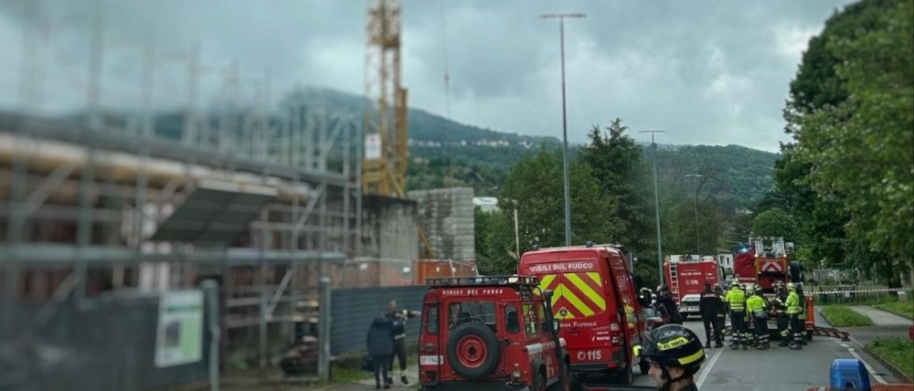 Oggiono, senza lavoro né stipendio: operaio si arrampica su una gru alta 40 metri. Situazione critica, anche per il meteo