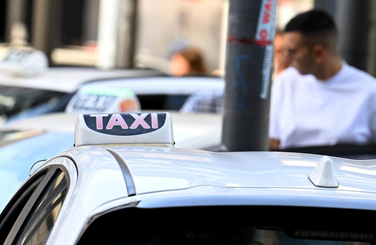 Orio al Serio, due manager australiani respinti da ben 7 taxi: “Non andate a Milano? Allora niente corsa. Che tristezza”