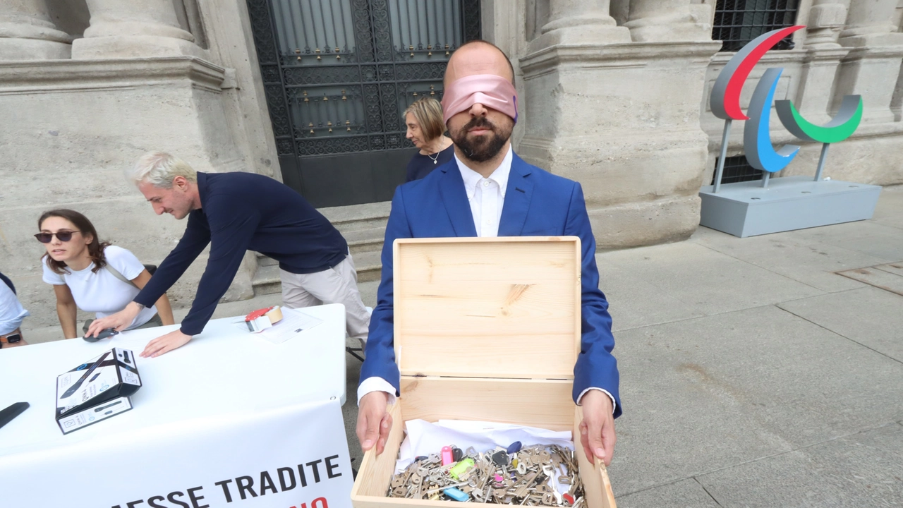 La protesta del comitato davanti a Palazzo Marino con le chiavi degli appartamenti "fantasma"